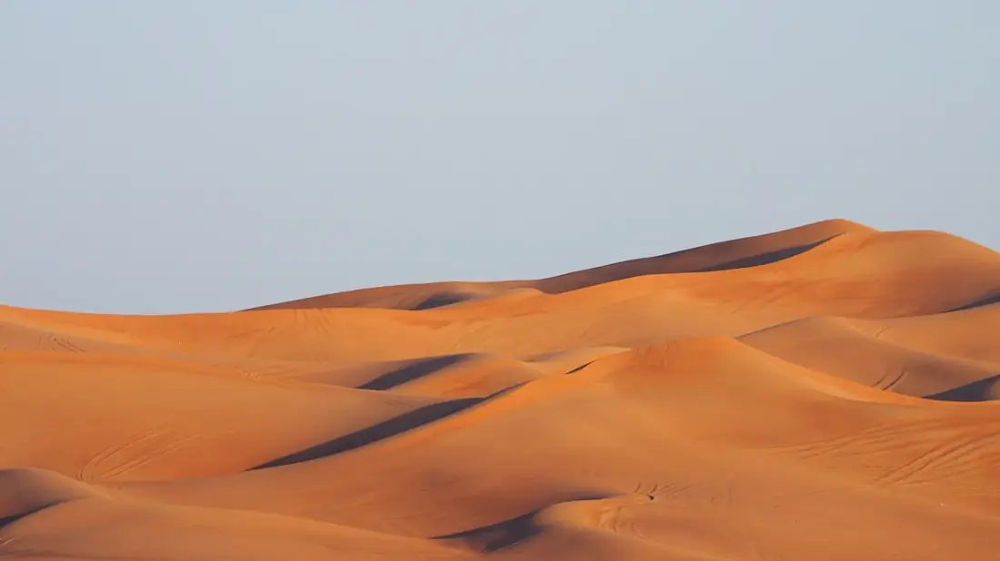 Dunas de areia cor de laranja sob um céu claro